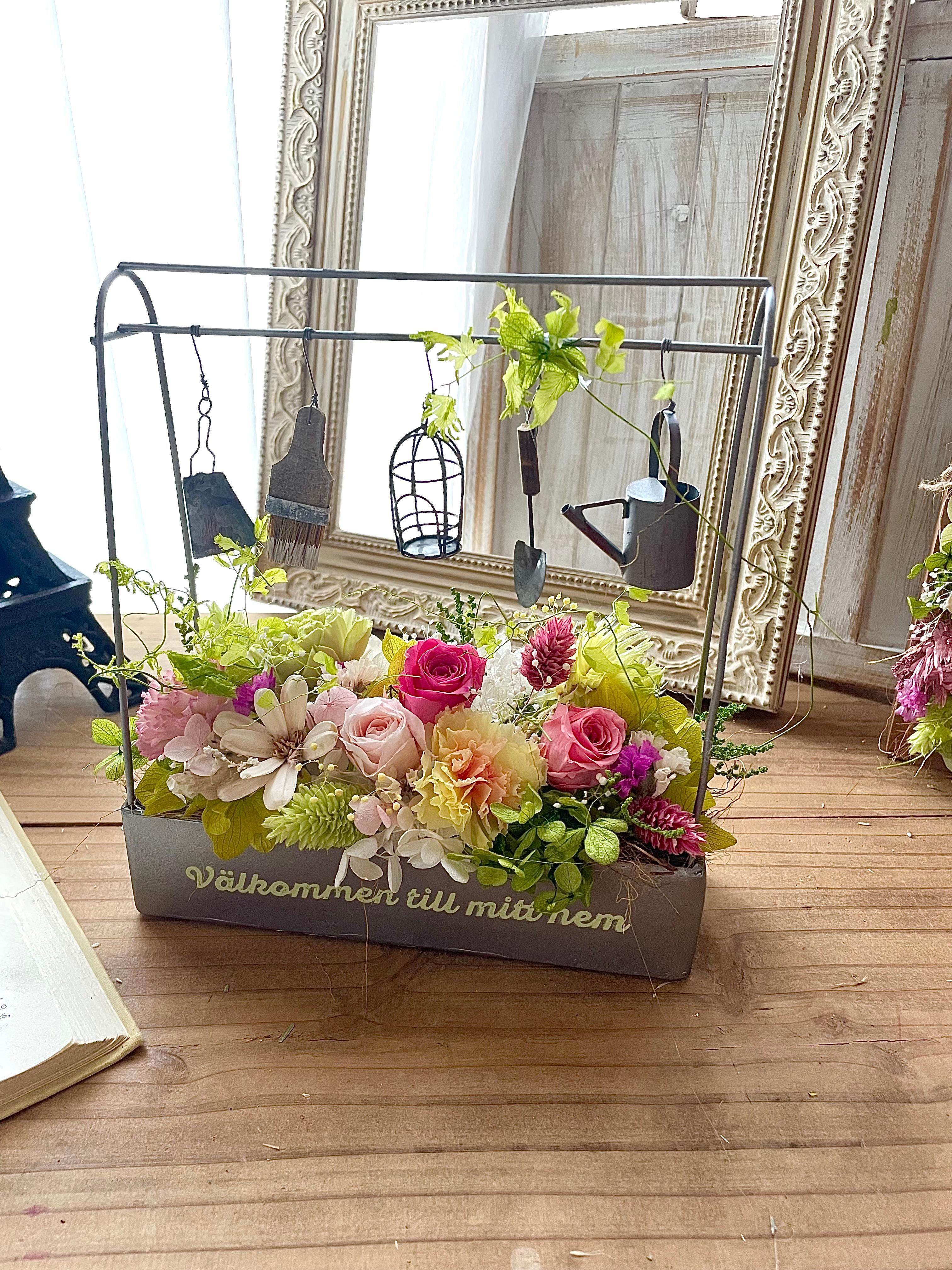 【送料無料】"ようこそ我が家へ"ミニチュアツール付きブリキプランターのアレンジ(プリザーブドフラワー)1枚目の画像