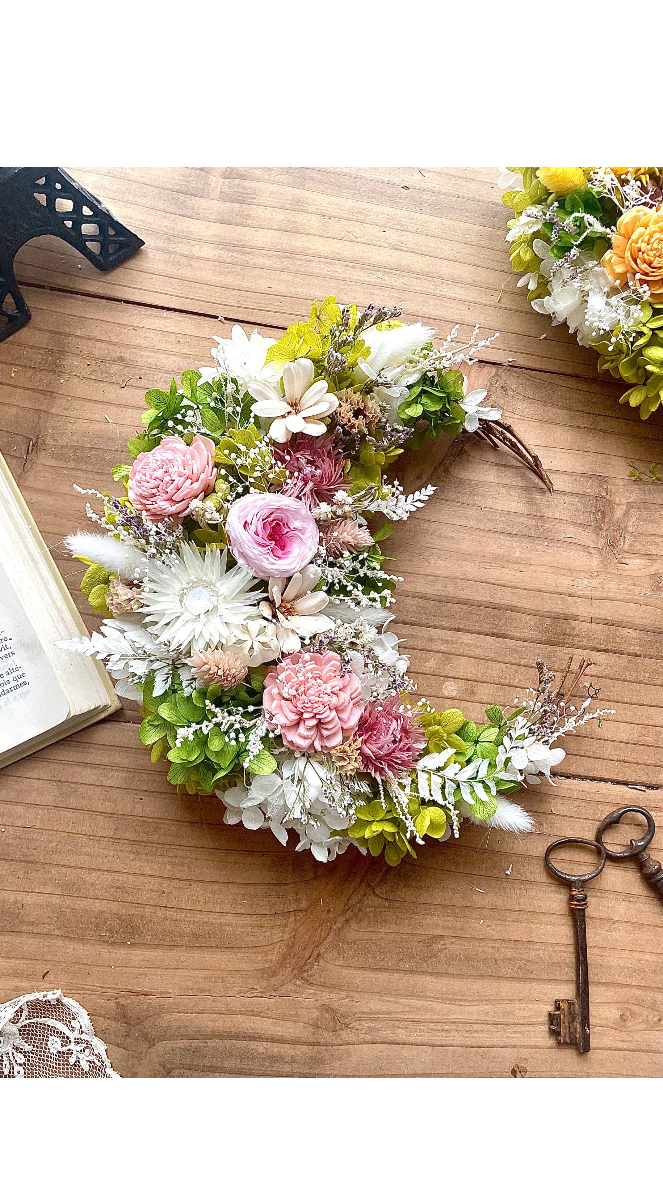 【送料無料】ピンク&グリーンの三日月リースカッ(プリザーブドフラワー・完成品)1枚目の画像